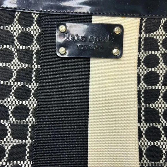 Kate spade cross body handbag. no tags. But never carried adjustable strap. - Picture 2 of 12